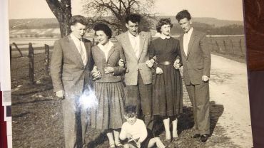 Vier von sieben Kindern (v. l. Theodor Schledorn mit damaliger Ehefrau Helga, Hans Schledorn, Ursula Richling, Werner Schledorn) Mitte der 1950er Jahre 